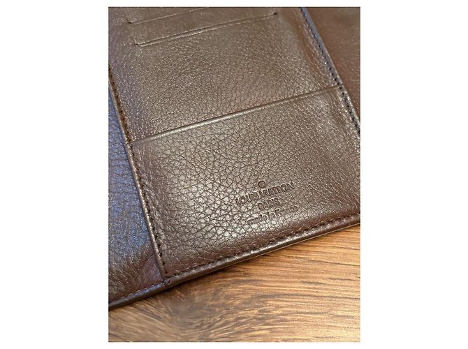 Carteira Mahina Amelia Louis Vuitton em couro marrom - vista 3