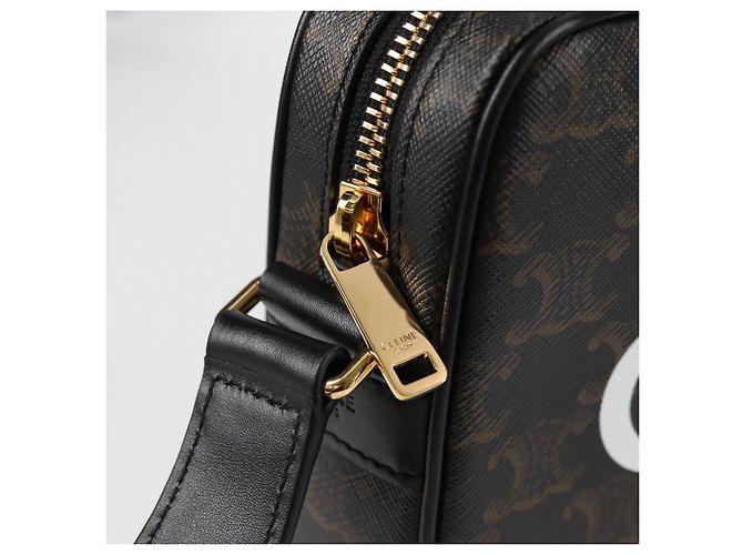 Céline Borsa a Spalla CELINE Triomphe in Pelle PVC Nera e Oro Auth nb463M Nero D'oro - vista 16