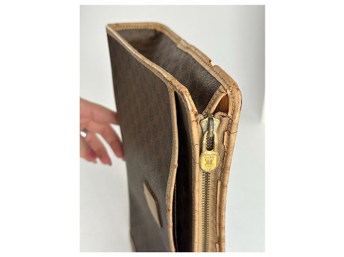 Céline Clutch in pelle monogramma Celine Paris vintage marrone - vista 3
