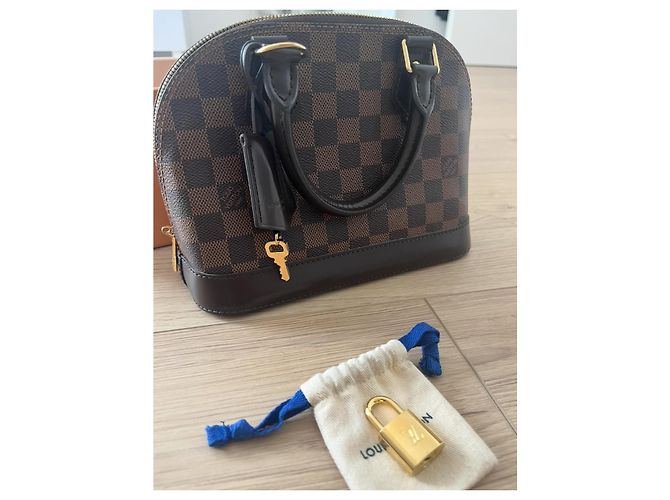 Borsa a mano Louis Vuitton Alma BB in pelle marrone - vista 2