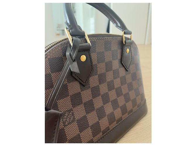 Borsa a mano Louis Vuitton Alma BB in pelle marrone - vista 3