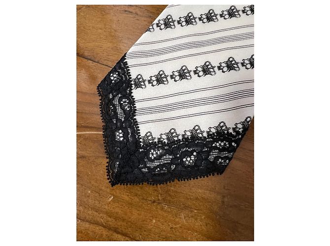 Cravatta vintage con pizzo nero di John Galliano - vista 8