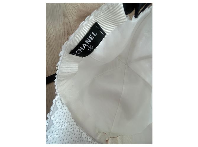 Chanel Cap mit weißen Pailletten - Ansicht 8