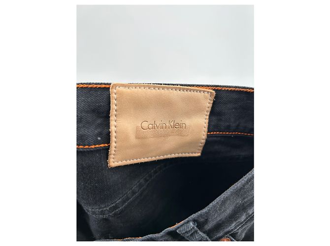 Jeans negros Calvin Klein con costuras naranjas Talla 26 - vista 3