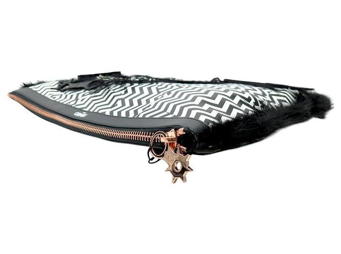NUEVO BOLSO DE MANO CLUTCH KENZO EN CHEVRÓN ZIG ZAG DE CUERO NEGRO Y BLANCO CON PELO - vista 4