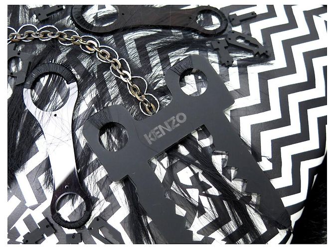 NUEVO BOLSO DE MANO CLUTCH KENZO EN CHEVRÓN ZIG ZAG DE CUERO NEGRO Y BLANCO CON PELO - vista 6