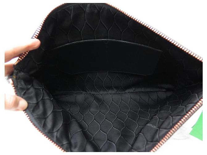 NUEVO BOLSO DE MANO CLUTCH KENZO EN CHEVRÓN ZIG ZAG DE CUERO NEGRO Y BLANCO CON PELO - vista 9