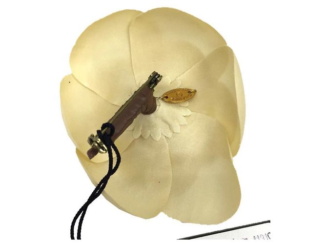 Spilla Camelia Corsage CHANEL Beige Crudo - vista 2