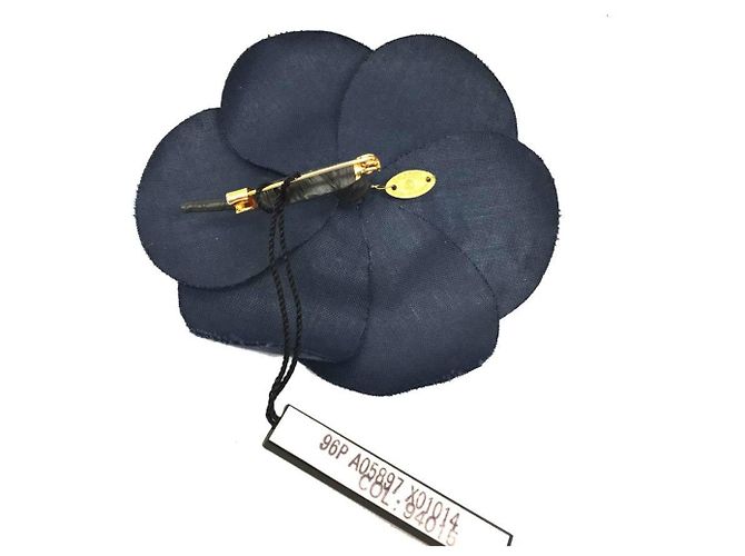 Spilla Corsage Camelia Chanel in Blu Navy - vista 2
