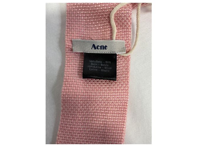 Cravate texturée en soie rose d'Acne Studios - vue 9