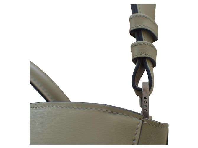 Bolsa de ombro em couro de bezerro BOYY Devon 21 com fivela decorativa. Cinza - vista 12