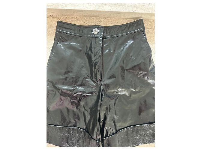 Bermuda Chanel de Cuero Vinílico Negro - vista 2
