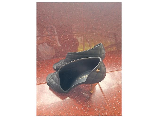 Chanel Peep-Toe Pumps aus gestepptem Lammleder Schwarz - Ansicht 2