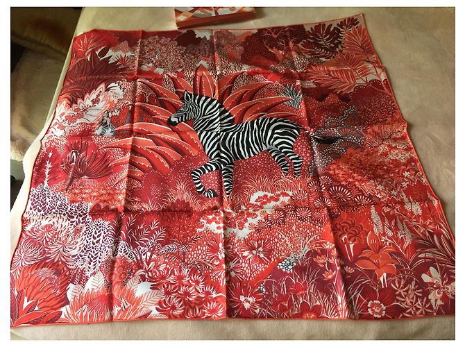 Lenço Hermès intitulado 'Mountain Zébra' por Alice Shirley em sua caixa e caixa de presente. Rosa Vermelho Coral - vista 2