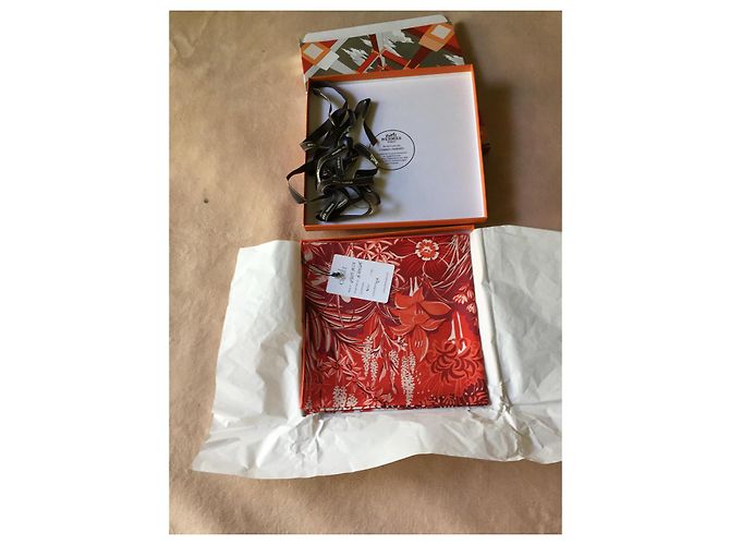 Lenço Hermès intitulado 'Mountain Zébra' por Alice Shirley em sua caixa e caixa de presente. Rosa Vermelho Coral - vista 3