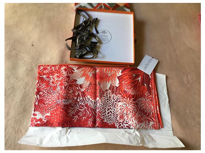 Lenço Hermès intitulado 'Mountain Zébra' por Alice Shirley em sua caixa e caixa de presente. Rosa Vermelho Coral - vista 4