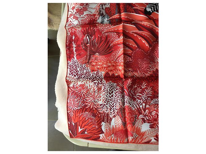 Lenço Hermès intitulado 'Mountain Zébra' por Alice Shirley em sua caixa e caixa de presente. Rosa Vermelho Coral - vista 8
