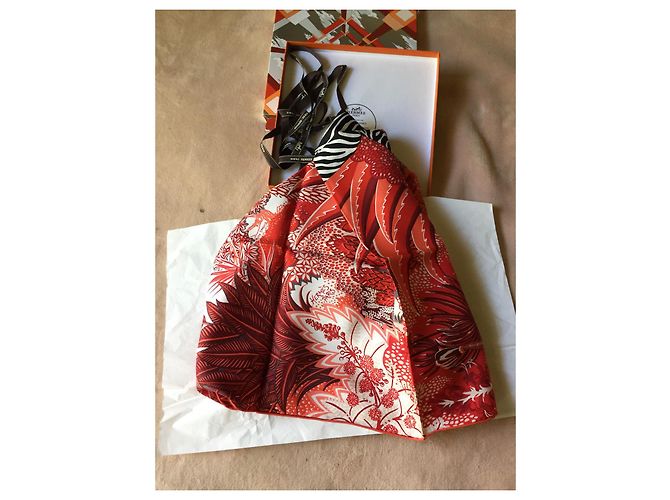Lenço Hermès intitulado 'Mountain Zébra' por Alice Shirley em sua caixa e caixa de presente. Rosa Vermelho Coral - vista 9