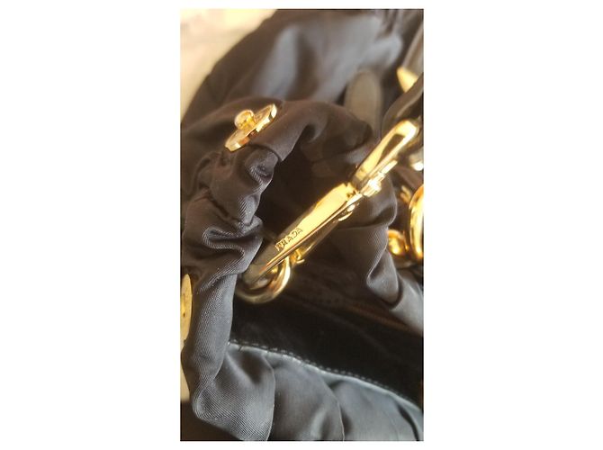 Sac à main Prada en lin noir avec détails dorés - vue 6