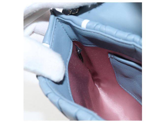 Miu Miu Matelassé Schultertasche aus Leder hellblau Silber authentisch 118556M - Ansicht 28