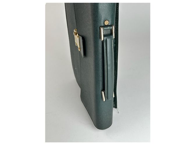 Valigetta vintage in pelle Taiga di Louis Vuitton verde - vista 3