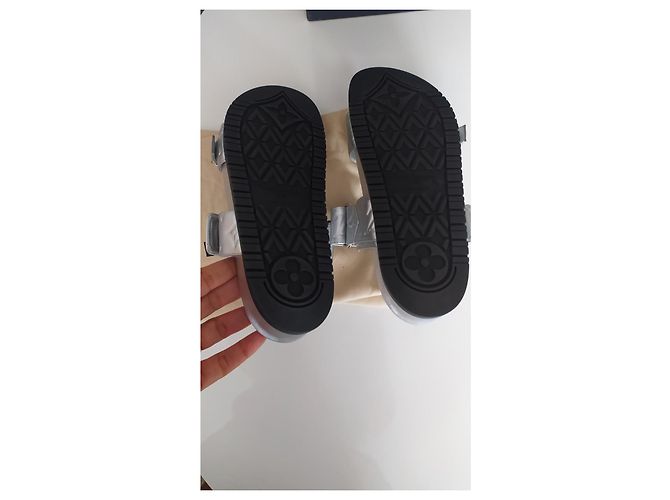 Mules Louis Vuitton Plata - vista 4