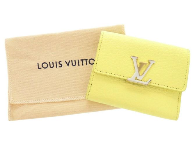 Cartera Capucines XS Louis Vuitton Amarillo - vista 3
