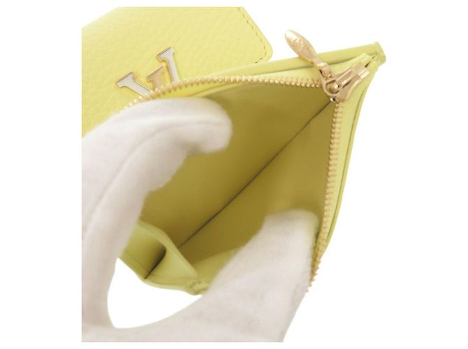 Cartera Capucines XS Louis Vuitton Amarillo - vista 8