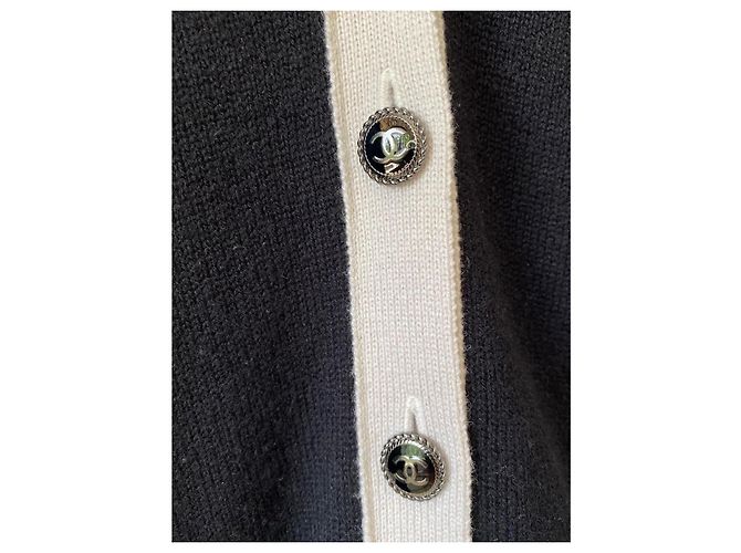Chanel Cashmere schwarzer und ecrufarbener klassischer Cardigan FR 42 Beige - Ansicht 2