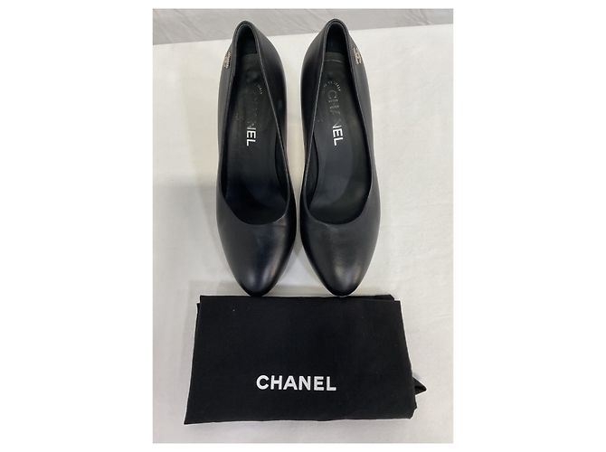 Timeless Pumps con piattaforma nascosta Chanel CC in pelle nera Nero - vista 17