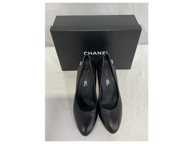Timeless Pumps con piattaforma nascosta Chanel CC in pelle nera Nero - vista 18