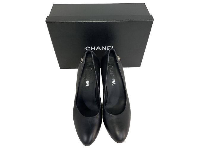 Timeless Pumps con piattaforma nascosta Chanel CC in pelle nera Nero - vista 9