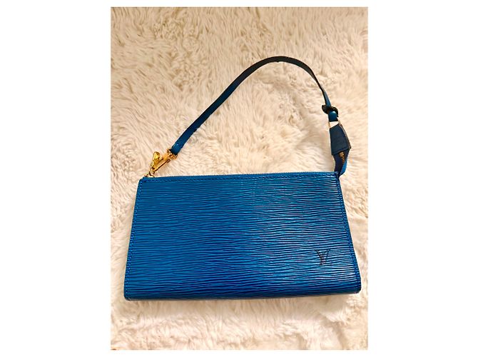 Cartera Louis Vuitton de cuero Épi azul – Hecha en Francia con correa de muñeca Azul marino - vista 11