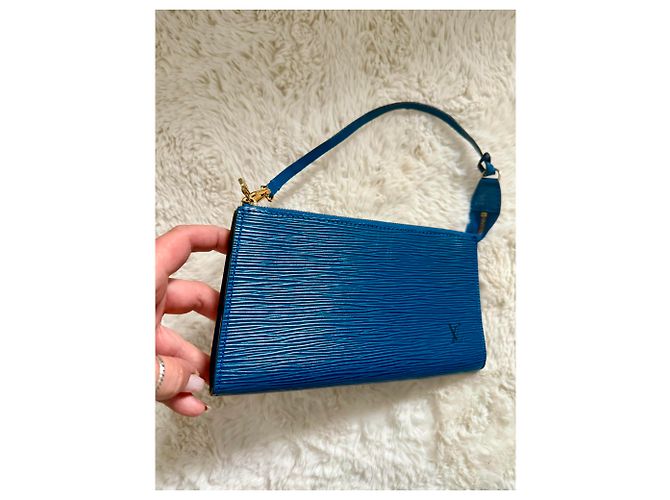 Cartera Louis Vuitton de cuero Épi azul – Hecha en Francia con correa de muñeca Azul marino - vista 12