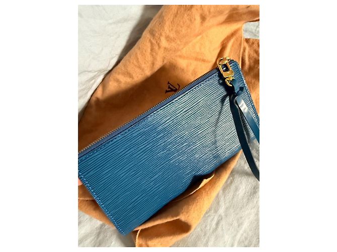 Cartera Louis Vuitton de cuero Épi azul – Hecha en Francia con correa de muñeca Azul marino - vista 3