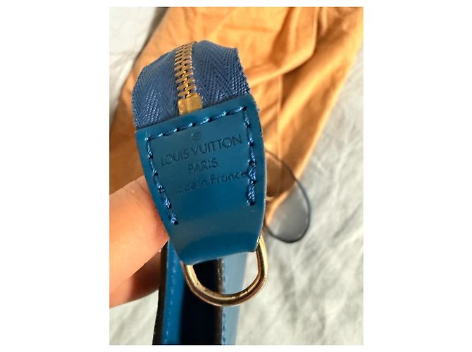 Cartera Louis Vuitton de cuero Épi azul – Hecha en Francia con correa de muñeca Azul marino - vista 5