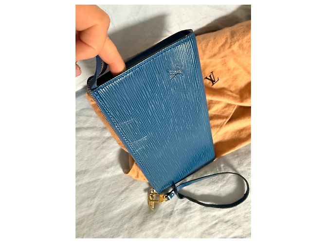 Cartera Louis Vuitton de cuero Épi azul – Hecha en Francia con correa de muñeca Azul marino - vista 6