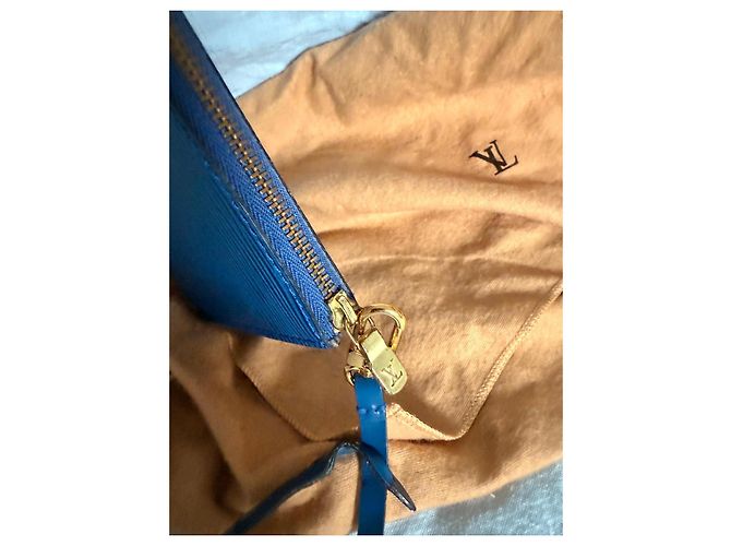 Cartera Louis Vuitton de cuero Épi azul – Hecha en Francia con correa de muñeca Azul marino - vista 7