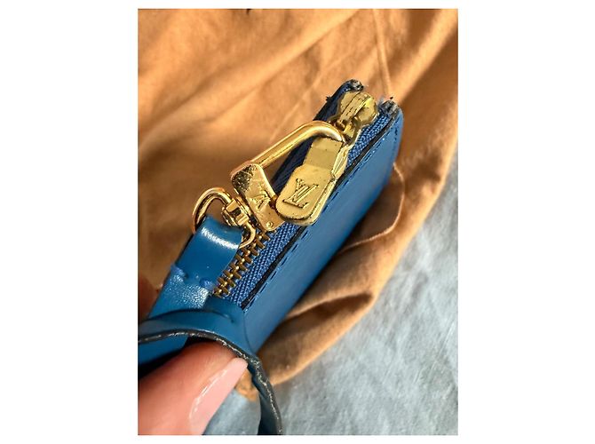 Cartera Louis Vuitton de cuero Épi azul – Hecha en Francia con correa de muñeca Azul marino - vista 9