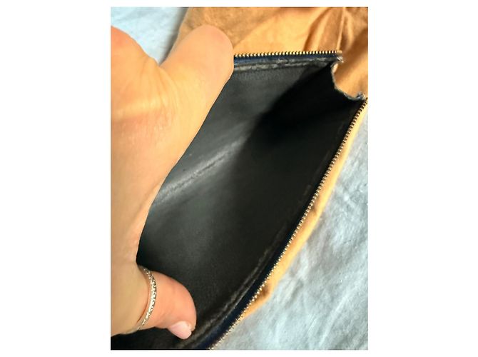 Cartera Louis Vuitton de cuero Épi azul – Hecha en Francia con correa de muñeca Azul marino - vista 10