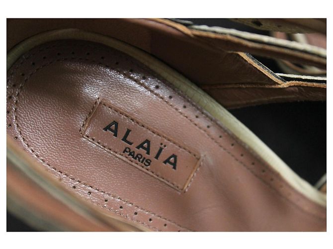 Décolleté Alaïa in pelle beige e nera - vista 10