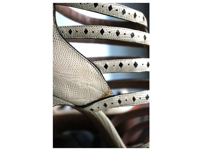 Décolleté Alaïa in pelle beige e nera - vista 12