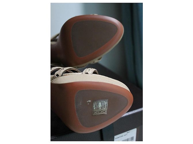 Décolleté Alaïa in pelle beige e nera - vista 14