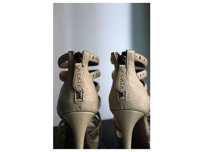 Décolleté Alaïa in pelle beige e nera - vista 7
