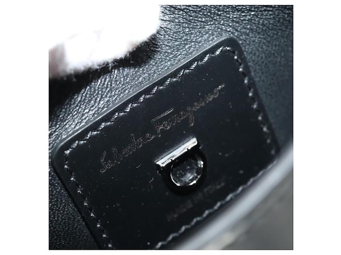 Borsa a mano in pelle nera Gancini di Salvatore Ferragamo Auth 93834AM Nero - vista 9