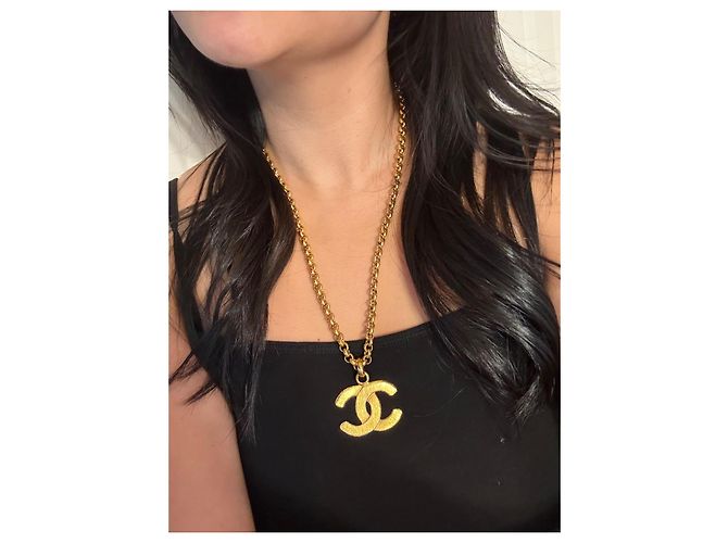 Chanel Vintage Large Gold CC Logo Pendant Chain Necklace Gold hardware - view 2