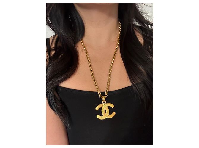 Chanel Vintage Large Gold CC Logo Pendant Chain Necklace Gold hardware - view 3