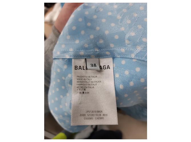Balenciaga 2019 Tonal Logo Bluse mit Knopf aus hellblauer Seide - Ansicht 10