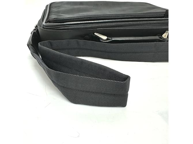 Borsa 2WAY Triangle Plate V147S di Prada Nero - vista 10