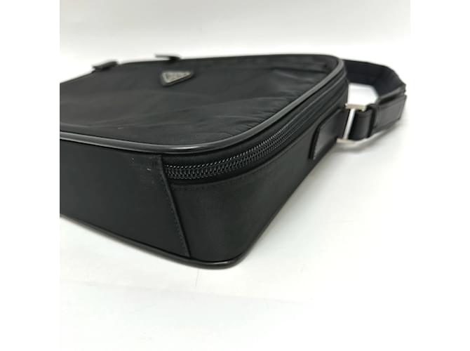 Borsa 2WAY Triangle Plate V147S di Prada Nero - vista 5